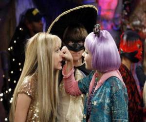 Puzzle Lilly πιέζει τη μύτη του σε Hannah Montana για το άγρυπνο βλέμμα του Όλιβερ.